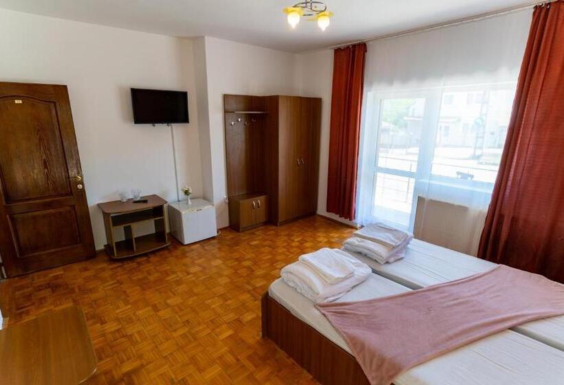 标准间, Alexandra Vile