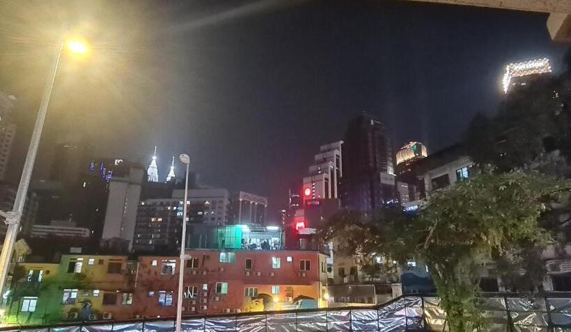 اتاق لوکس خانوادگی, Moon Light Inn