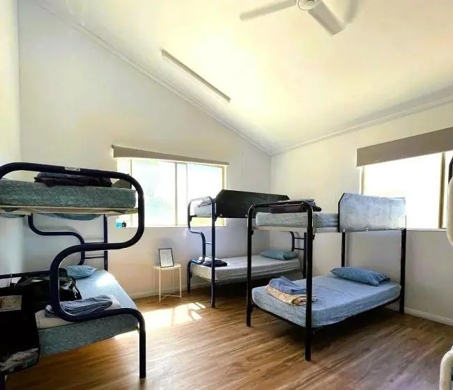 Vuode Makuusalissa, Kalbarri Backpackers Hostel