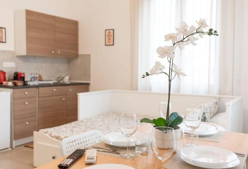 اتاق استاندارد چهار تخته, Mentana Guest House