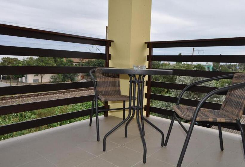 اتاق خانوادگی, Inn Estio