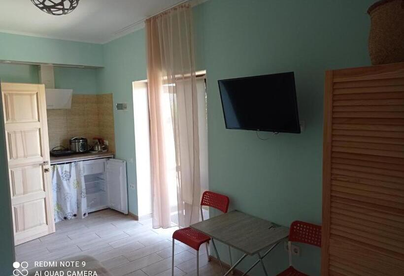 اتاق خانوادگی, Inn Estio