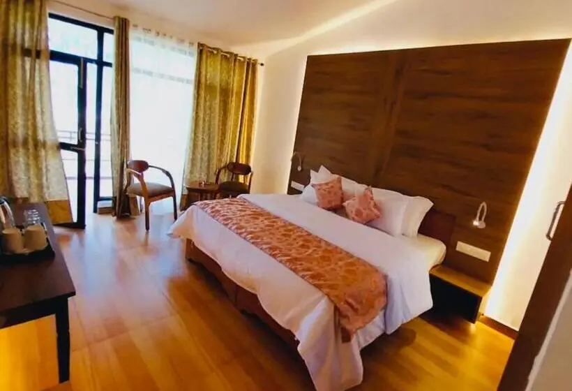 バルコニー付きデラックスルーム, Crestmont Snow View Resort Ranikhet