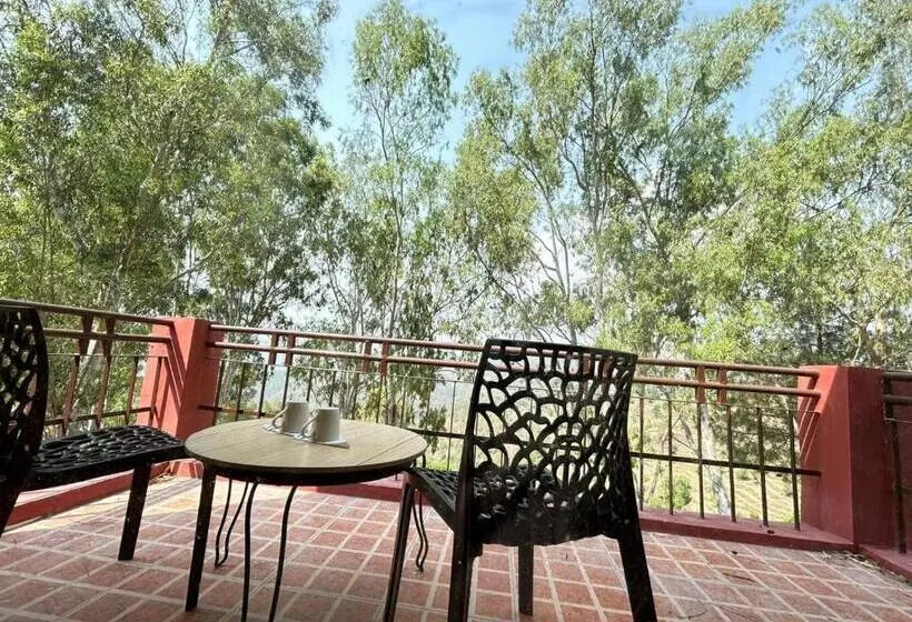 バルコニー付きデラックスルーム, Crestmont Snow View Resort Ranikhet