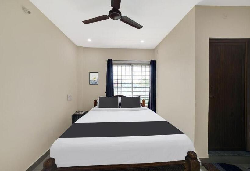 חדר קלאסי לשלושה, Oyo M M Residency