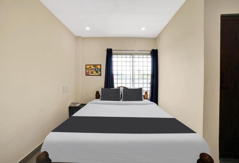 חדר קלאסי לשלושה, Oyo M M Residency