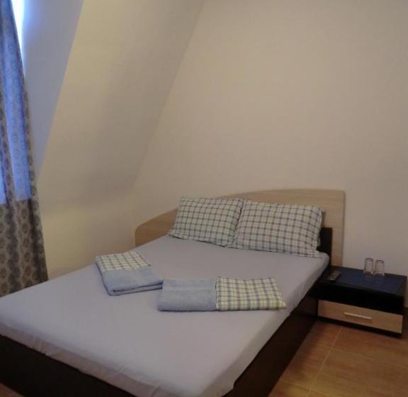 اتاق استاندارد سه نفره, Guest House Petrovi