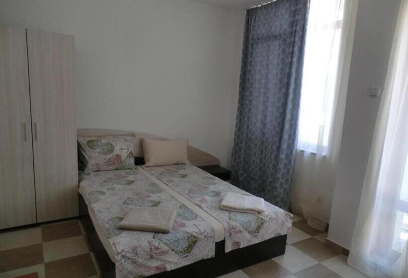 Classic room with balcony, Guest House Petrovi
