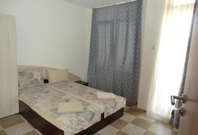 Classic room with balcony, Guest House Petrovi