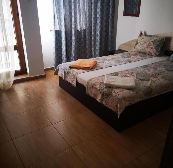 Classic room with balcony, Guest House Petrovi