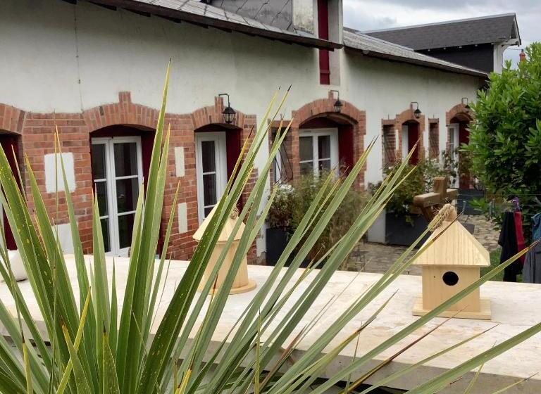 דירת חדר בקומת קרקע, La Renardière