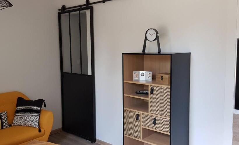 דירת חדר בקומת קרקע, La Renardière