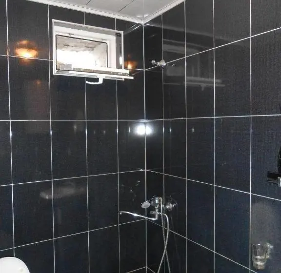 اتاق استاندارد با سرویس بهداشتی مشترک, Mziuri Guest House