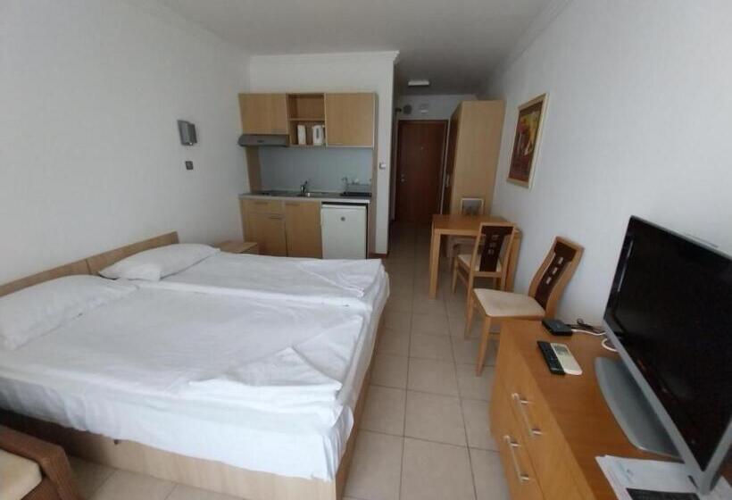 Номер Deluxe с Балконом, Private Studio In Emerald Beach Resort