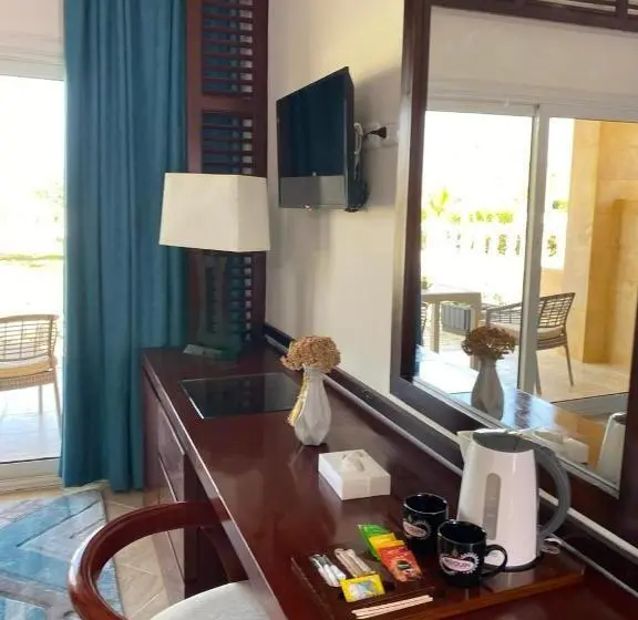 اتاق لوکس با چشمانداز دریا, Grand Waha Resort