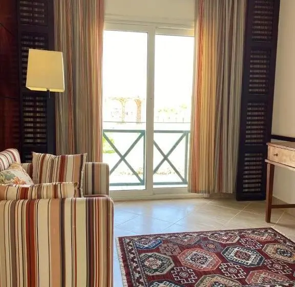 اتاق خانوادگی با چشمانداز دریا, Grand Waha Resort