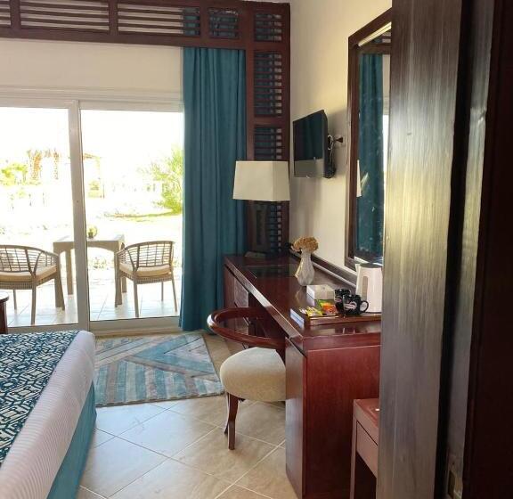 اتاق لوکس با چشم‌انداز دریا, Grand Waha Resort