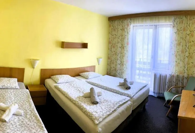バルコニー付きスタンダードトリプルルーム, Star Hotels Benecko
