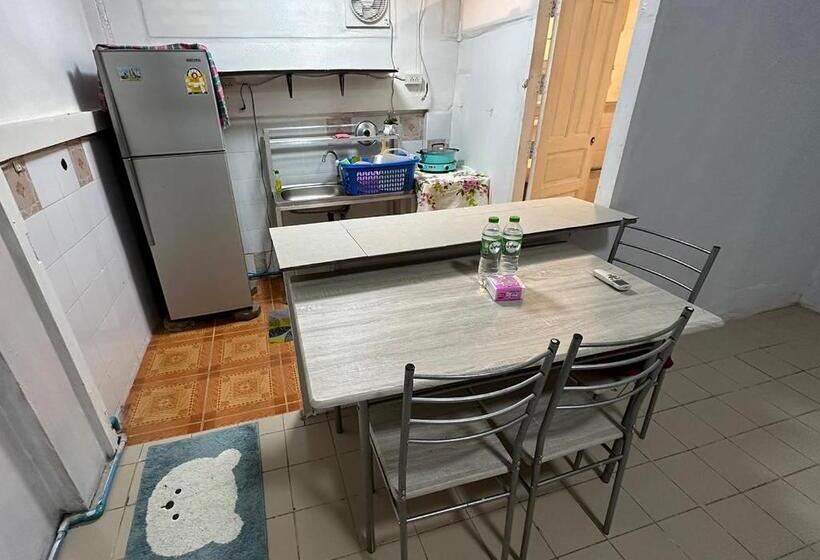 Quarto Basic, Sea View Jomtien Guest House