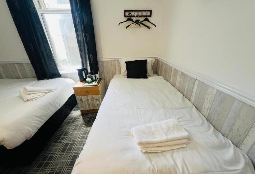 غرفة قياسية ثلاثية, Tower Central Hotel Albert Road