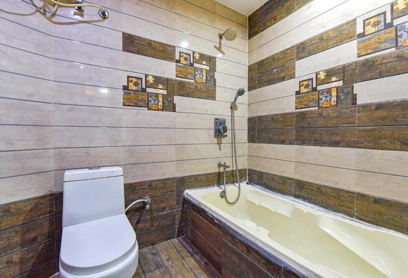 חדר אקזקיוטיב לשלושה, Fabhotel Tak International