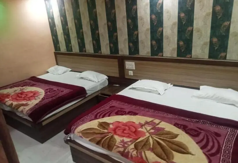 デラックスの４人部屋, Goroomgo Parvati Residency Madhya Pradesh