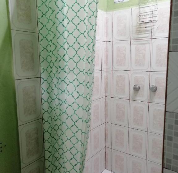 Quarto Triplo Estandar Banheiro Compartilhado, Hostal Maple