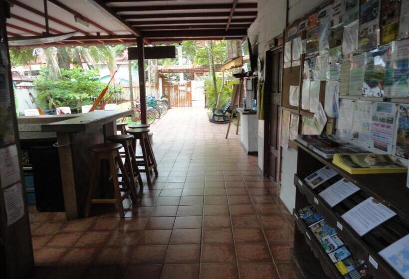 سرير فى غرفة مشتركه, Spanish By The Sea Bocas