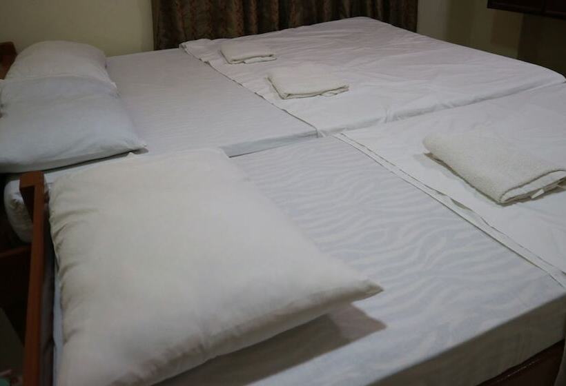 اتاق خانوادگی, Mabini Pensione