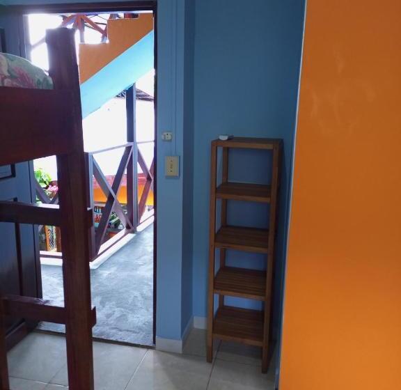 غرفة قياسية رباعية, Surfari Bocas