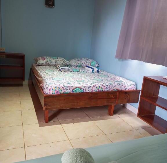 غرفة قياسية رباعية, Surfari Bocas