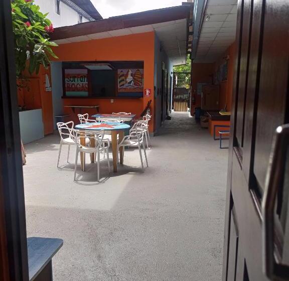 غرفة قياسية ثلاثية, Surfari Bocas