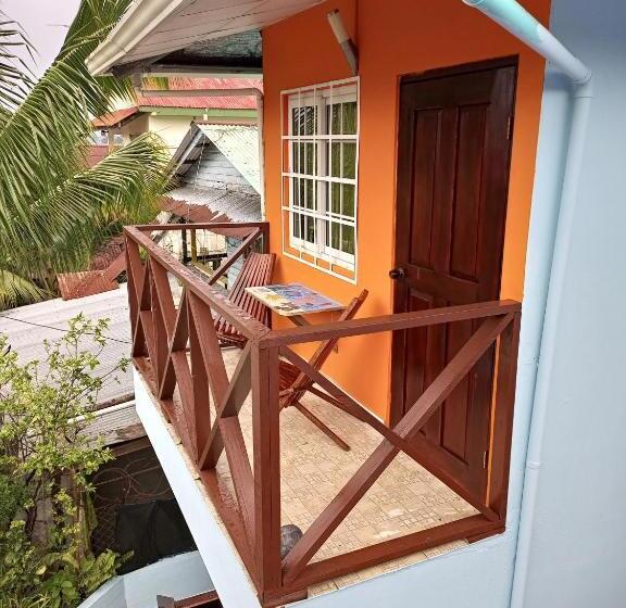 شقة غرفة واحدة, Surfari Bocas