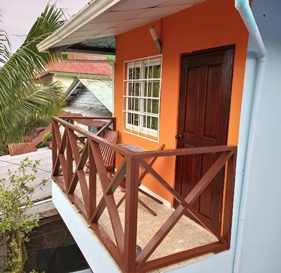 شقة غرفة واحدة, Surfari Bocas