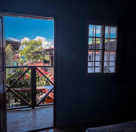 غرفة قياسية ثلاثية, Surfari Bocas