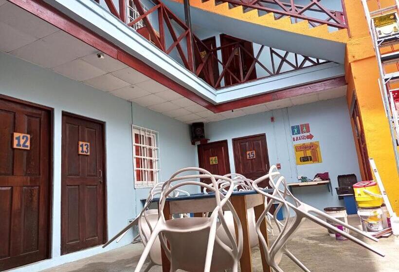 غرفة قياسية رباعية, Surfari Bocas