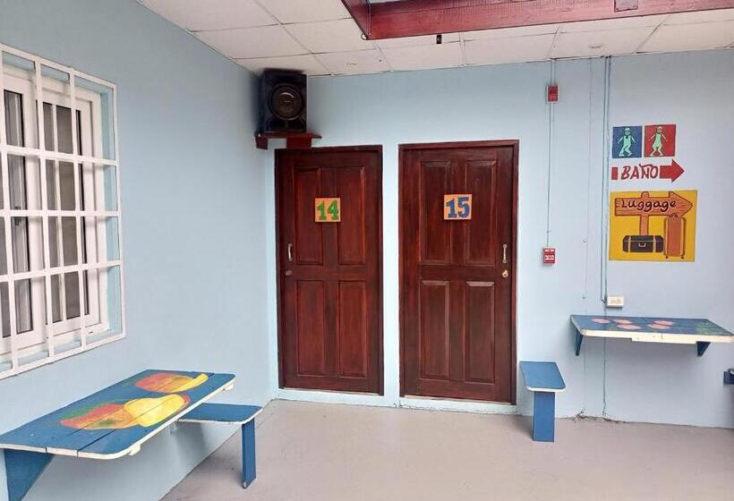 غرفة قياسية رباعية, Surfari Bocas