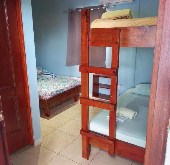 غرفة قياسية رباعية, Surfari Bocas
