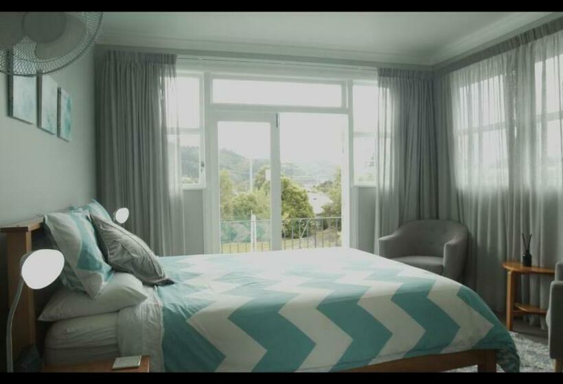 اتاق لوکس با تخت دو نفره بزرگ, Top Of The Town