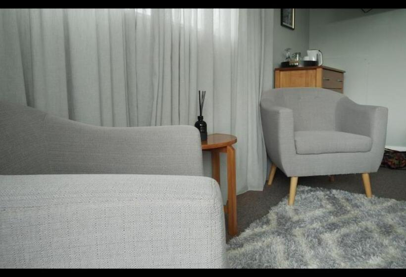 اتاق لوکس با تخت دو نفره بزرگ, Top Of The Town