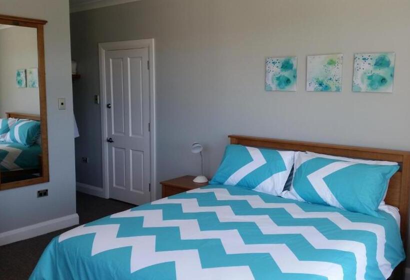 اتاق لوکس با تخت دو نفره بزرگ, Top Of The Town