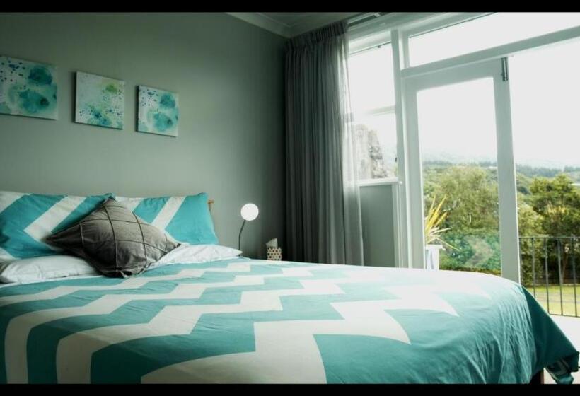 اتاق لوکس با تخت دو نفره بزرگ, Top Of The Town