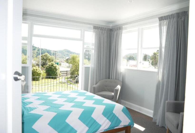 اتاق لوکس با تخت دو نفره بزرگ, Top Of The Town