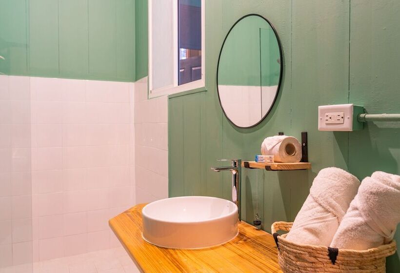 Семейный Номер, Socialtel Red Frog