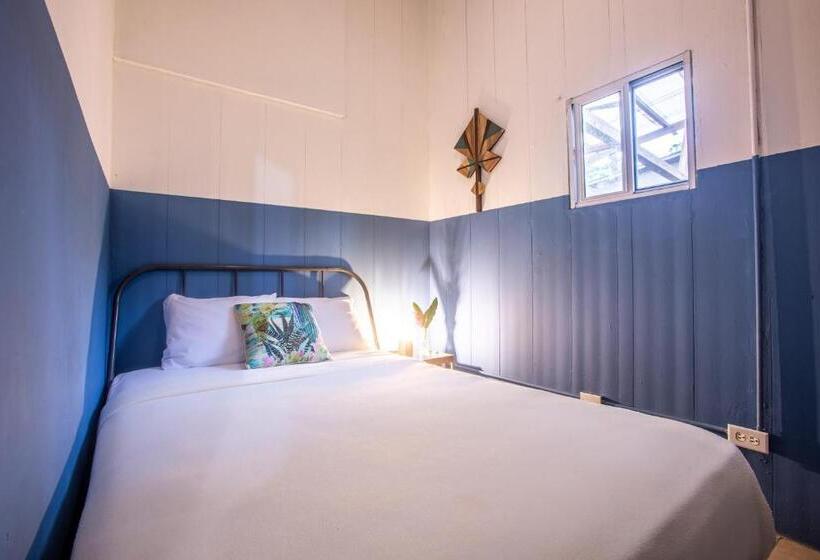 Номер Базовый Совметсный Санузел, Socialtel Red Frog