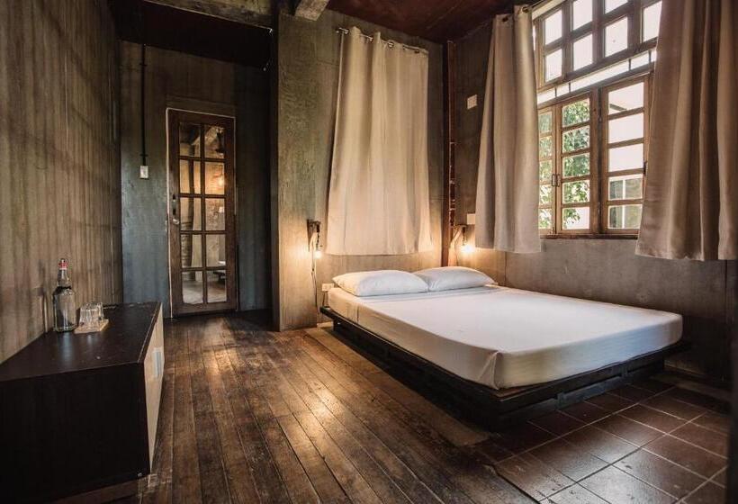 غرفة ديلوكس, The Flying Fish Hostel