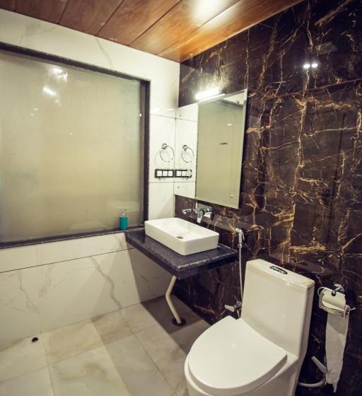발코니 디럭스 룸, The Forest Pinnacle Hostel And Café, Old Manali