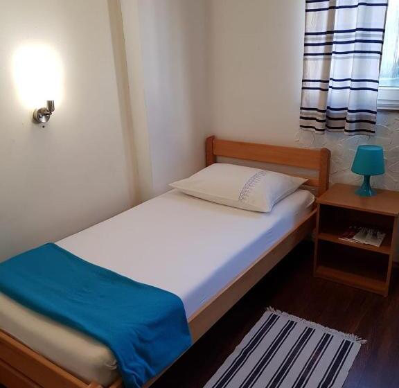 غرفة قياسية فردية, Favela Hostel