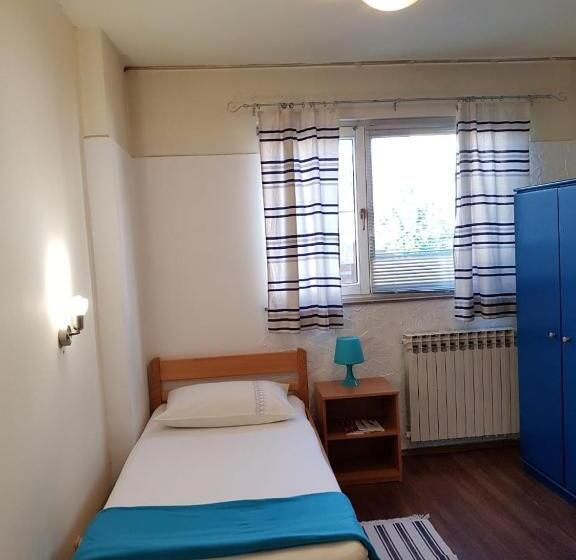 اتاق استاندارد یک نفره, Favela Hostel