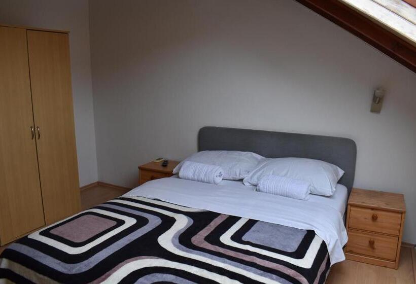 غرفة قياسية, Favela Hostel